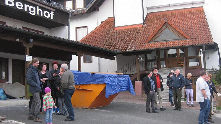 Das Rhön-Hotel Berghof in Volkers wird aktuell renoviert. Bei einer Ortsbegehung machten sich die Bürger ein Bild vom Anwesen. Foto: Beatrix Lieb