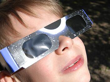 Sonnenfinsternis gucken ist ein Spektakel - das man nicht mit Folgeschäden an den Augen bezahlen sollte. Der richtige Schutz ist wichtig.   Foto: Archiv/Ronald Rinklef