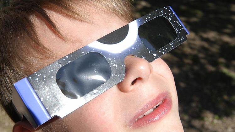 Sonnenfinsternis gucken ist ein Spektakel - das man nicht mit Folgeschäden an den Augen bezahlen sollte. Der richtige Schutz ist wichtig.   Foto: Archiv/Ronald Rinklef
