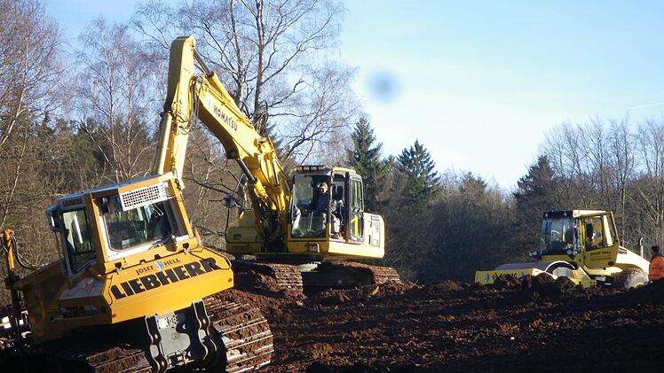 Ende 2013 erfolgte der offizielle Spatenstich für den Zeltplatz, kurz danach wurde der Bau eingestellt, jetzt ist das Projekt endgültig gestorben. Foto: Regina Rinke/Archiv