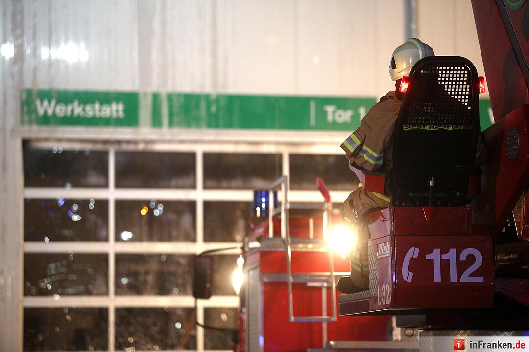 Schonungen: Werkstatthalle steht in Flammen