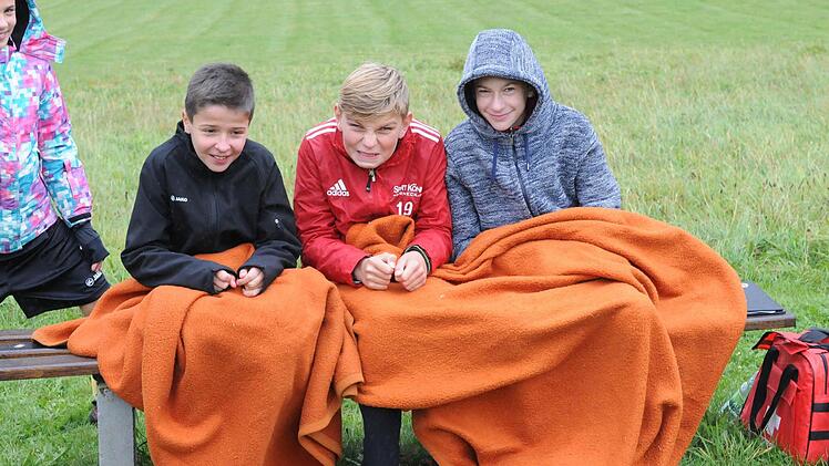 Es wird kalt in der Rhön. Die Jungs beim Juniorenspiel zwischen der JFG Sinntal/Schondratal II und dem FC Fuchsstadt wissen sich zu helfen. Foto: ssp