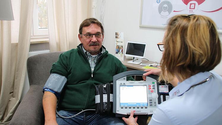 Nicht die Patienten fahren, sondern der Arzt wird zugeschaltet: Auf dem Foto stellen Udo Heimann und Marion Hümmler vom Bad Kissinger Zentrum für Telemedizin das im Januar anlaufende Fokusprojekt Mona (für mobile netzwerkmedizinische Assistenz) nach. Foto: Ralf Ruppert