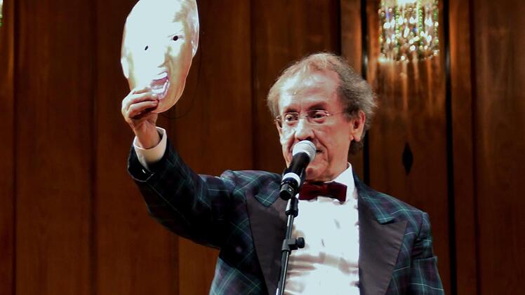 Bob Ross mit einer Maske von US-Präsident Donald Trump. Foto: Werner Vogel