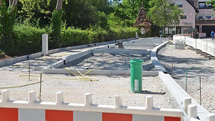 Die Parkplatzzeile an der Sch&uuml;tt wird neu gestaltet.  Fotos: Bernhard Panzer