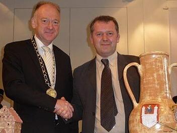 Bei der Feier zum 30-jährigen Bestehen der Partnerschaft in Münnerstadt überreichten Bürgermeister Helmut Blank (links) und Stéphane Perrin Geschenke. Jetzt werden sie sich in Stenay wieder begegnen, um das 40-jährige Bestehen zu feiern. Archiv/Heike Beudert