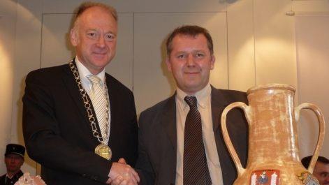 Bei der Feier zum 30-jährigen Bestehen der Partnerschaft in Münnerstadt überreichten Bürgermeister Helmut Blank (links) und Stéphane Perrin Geschenke. Jetzt werden sie sich in Stenay wieder begegnen, um das 40-jährige Bestehen zu feiern. Archiv/Heike Beudert