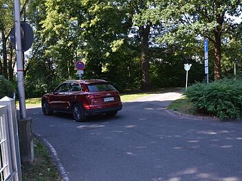 Der Fußweg  (rechts) mündet bisher in die Parkplatz-Zufahrt. Er sollte parallel der Fahrbahn verlängert werden, wünschte Walter Drebinger  bereits vor fast einem Jahr.  Weil diesem Wunsch nicht wirklich entsprochen wurde, lehnte  die CSU der Vergabe der Bauleistungen ab. Bernhard Panzer (Archiv)