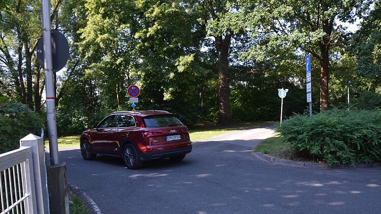 Der Fußweg  (rechts) mündet bisher in die Parkplatz-Zufahrt. Er sollte parallel der Fahrbahn verlängert werden, wünschte Walter Drebinger  bereits vor fast einem Jahr.  Weil diesem Wunsch nicht wirklich entsprochen wurde, lehnte  die CSU der Vergabe der Bauleistungen ab. Bernhard Panzer (Archiv)