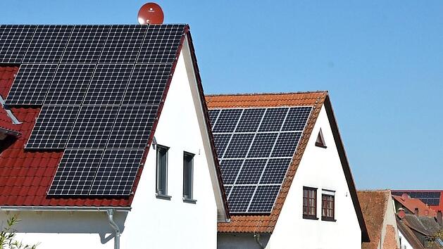 Um die CO2-Emissionen in Herzogenaurach weiter zu reduzieren, muss die Stadt laut den Agenda-Aktivisten ihre Bem&uuml;hungen noch verst&auml;rken. Private Bauherren wie hier in Beutelsdorf setzen schon oft auf regenerative Energien. Foto: Bernhard Panzer (Archiv)