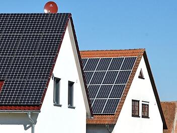 Um die CO2-Emissionen in Herzogenaurach weiter zu reduzieren, muss die Stadt laut den Agenda-Aktivisten ihre Bemühungen noch verstärken. Private Bauherren wie hier in Beutelsdorf setzen schon oft auf regenerative Energien. Foto: Bernhard Panzer (Archiv)