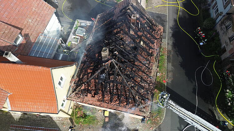 Brand eines Einfamilienhauses in Frickenhausen: Feuerwehr im Einsatz