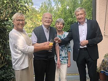 Anstoßen auf das Wohl des Jubilars (v. l.): Rosi Kraus, Johann Funk und seine Frau Veronika sowie Paul Steins.