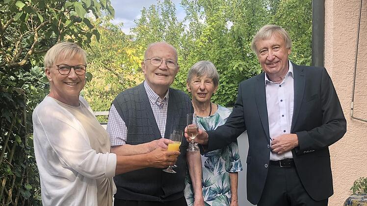 Anstoßen auf das Wohl des Jubilars (v. l.): Rosi Kraus, Johann Funk und seine Frau Veronika sowie Paul Steins.