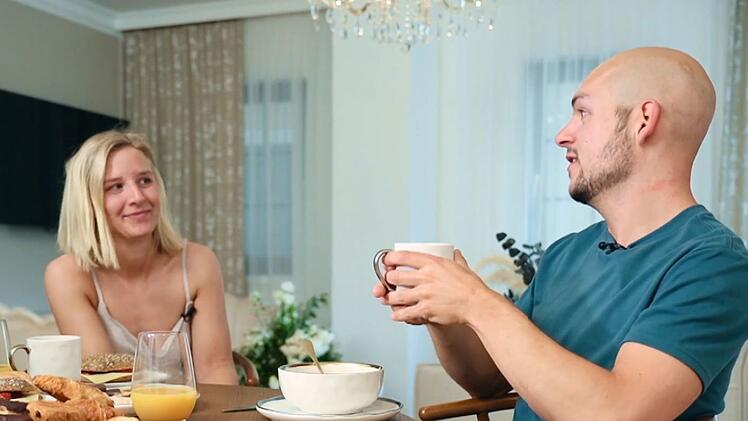 Lina und Daniel unterhalten sich am Morgen mach ihrer Hochzeit.