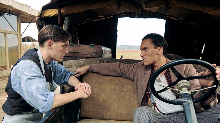 Der ausgewanderte Deutsche Fidelis Waldvogel (Jonas Nay, links) lernt den Indigenen und Zirkusartisten Cyprian (Vladimir Korneev)  kennen.