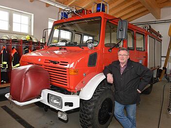 Bürgermeister Rudolf Krapp mit demEinsatzfahrzeug der FFW Wattendorf, das von Fahrzeugwart Uwe Schmidtlein vorbildlich in Schuss gehalten wird. Kommandant der Wehr ist Edwin Grasser. Foto: Ronald Rinklef