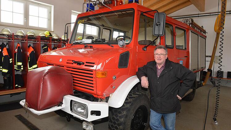 Bürgermeister Rudolf Krapp mit demEinsatzfahrzeug der FFW Wattendorf, das von Fahrzeugwart Uwe Schmidtlein vorbildlich in Schuss gehalten wird. Kommandant der Wehr ist Edwin Grasser. Foto: Ronald Rinklef