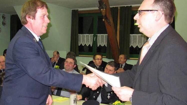 Zuerst bei der Feuerwehr Draisdorf, nun bei der Feurewehr Oberbrunn: seit 40 Jahren ist Robert Zenk (links) im Dienst der Feuerwehr - Glückwünsche erhielt er unter anderem von Landrat Christian Meißner.