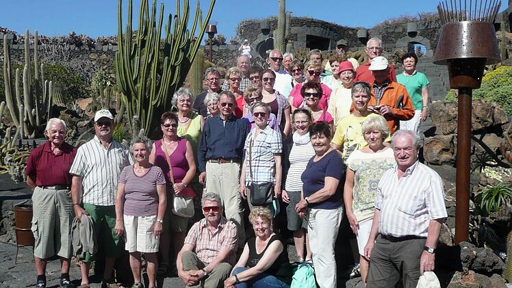 Die Reisegruppe "mit der Union durch Europa" im Kakteengarten mit Reiseleiter Günther Geiling (rechts).