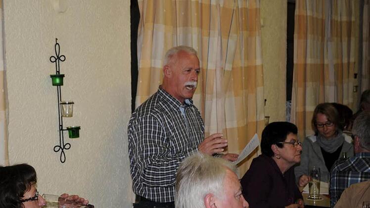 Charly Buld übergab Claus Bittenbrünn aus Anlass der 1200-Jahrfeier Hellingens im Jahre 2024 die Agenda "Hellingen 2024". Foto: Gerold Snater