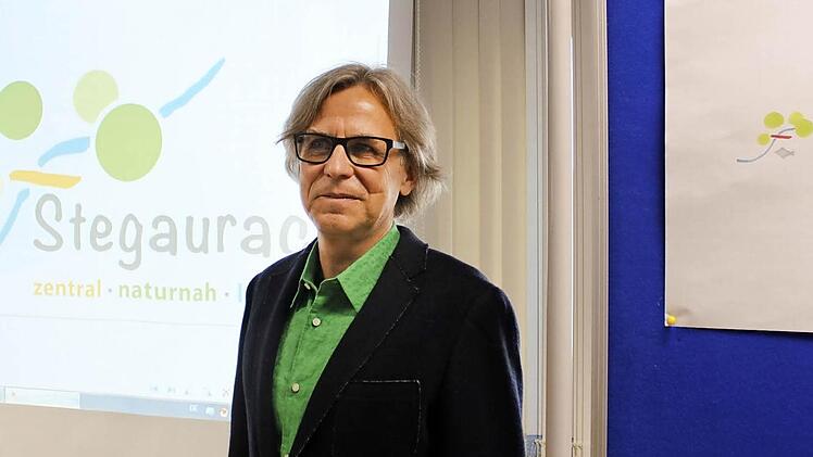 Das neue Stegauracher Logo stammt von Wolfgang Wendland: rechts sein Originalentwurf, links die bearbeitete Version.