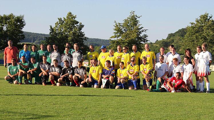 Die vier Mannschaften, die am Turnier teilnahmen: Stadtrat, Garde-Freunde, FFW Heubach und SVH-Jugendtrainer. Foto: Ralf Kestel