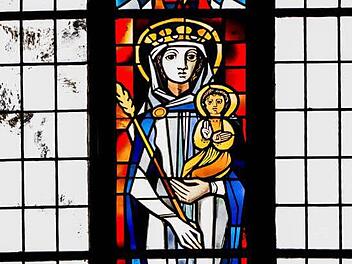 Maria mit Kind: Kirchenfenster in St. Augustin in CoburgFoto: Jochen Berger