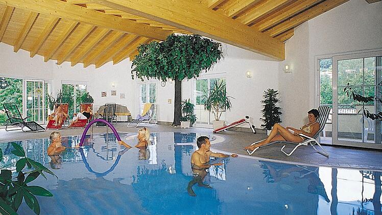 Das moderne Schwimmbad mit angeschlossenem Wellnessbereich.  Foto: privat