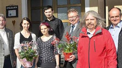 Das Pfarrheim wird neu belebt. Das Bild zeigt (von links) Helmut Müller (Kirchenpfleger), Christiane Heppner, Michael Heppner (dahinter), Franziska Mönch, Bürgermeister Hans Pietz, Pater Helmut Haagen und Martin Welscher (Marktgemeinderat). Foto: Karl-Heinz Hofmann