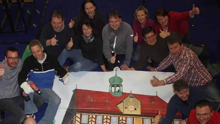 Der harte Kern des Staffelsteiner Karneval-Klubs: Die Bühnendekorationen für den Faschingsball in der Adam-Riese-Halle fertigen die Mitglieder jeweils selbst.Matthias Einwag
