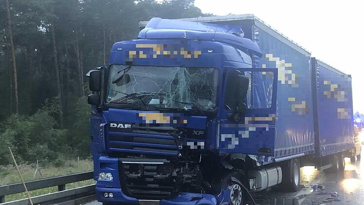 Der verungl&uuml;ckte Lkw musste abgeschleppt werden. Foto: Friedrich/News5