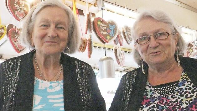 Einen Nachfolger gibt es f&uuml;r den S&uuml;&szlig;warenstand von Evelin Melchior und ihrer Schwester Karin Jonas nicht. Die "Golden Girls" aus N&uuml;rnberg sind sich aber einig: "Wir machen weiter, solange es die Gesundheit erlaubt und es Spa&szlig; macht." Foto: Josef Hofbauer