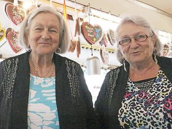 Einen Nachfolger gibt es für den Süßwarenstand von Evelin Melchior und ihrer Schwester Karin Jonas nicht. Die "Golden Girls" aus Nürnberg sind sich aber einig: "Wir machen weiter, solange es die Gesundheit erlaubt und es Spaß macht." Foto: Josef Hofbauer