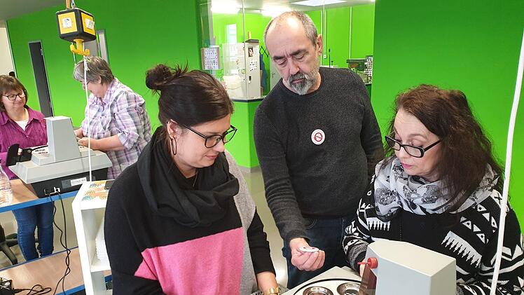 Inhaber Bernd Albrecht begutachtet die Produktion der  No-Handshake Buttons.