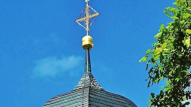 Die Zeitkapsel auf der Pfaffendorfer Kirchturmspitze trägt nicht nur das Kreuz. Die vergoldete Kugel enthält auch Urkunden und Dokumentationen aus dem 19., 20. und 21. Jahrhundert.  Foto: Bernd Kleinert