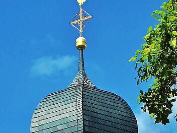 Die Zeitkapsel auf der Pfaffendorfer Kirchturmspitze trägt nicht nur das Kreuz. Die vergoldete Kugel enthält auch Urkunden und Dokumentationen aus dem 19., 20. und 21. Jahrhundert.  Foto: Bernd Kleinert