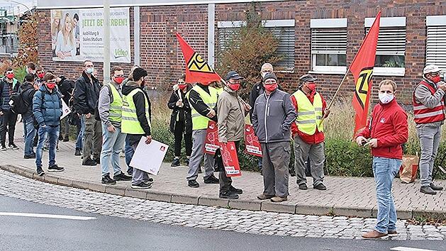 Protest und Solidarität: Überschaubar war die Schar der Teilnehmer, die an der Kundgebung der Industriegewerkschaft Metall am Valeo-Werk in Ebern teilnahmen.  Fotos: Helmut Will