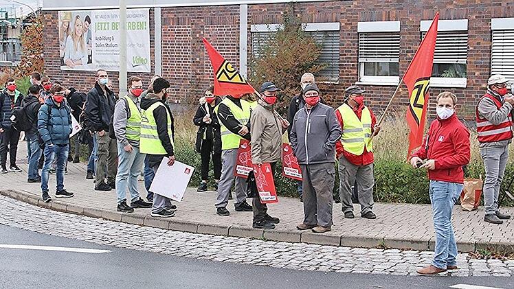 Protest und Solidarität: Überschaubar war die Schar der Teilnehmer, die an der Kundgebung der Industriegewerkschaft Metall am Valeo-Werk in Ebern teilnahmen.  Fotos: Helmut Will