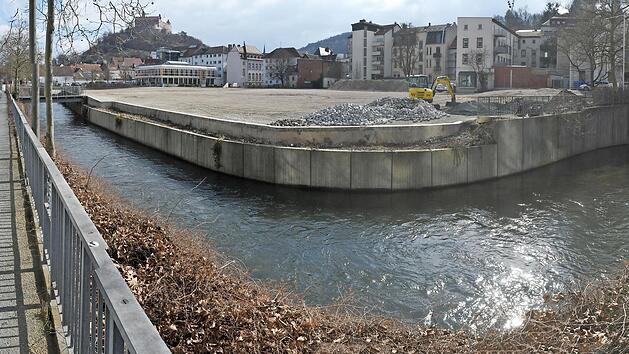 Das Kaufplatzgel&auml;nde im Stadtzentrum ist freiger&auml;umt. Was jetzt wie eine W&uuml;ste ausschaut, eingerahmt vom Gasfabrikg&auml;sschen und vom Wei&szlig;en Main, soll so nicht bleiben. Der Stadtrat beschloss gestern, dass es bis zur Neugestaltung eine Zwischennutzung als Raum f&uuml;r Begegnung geben wird.