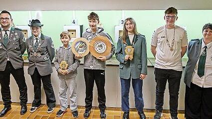 Das Foto zeigt die K&ouml;nige aus dem Jugendbereich: von links Sportleiter Christopher Meindl, Little John Taja Lynn Wiesler, 2. Jugendritter Tim Gl&ouml;ckner, Jugend-Robin-Hood und Jugendk&ouml;nig Noah Wunder, 1. Jugendritter Leonie Kaufmann, Bruder Tuck Leo...