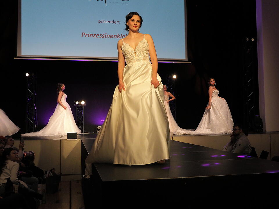 Inkl. Braut- und Festmodenschauen.