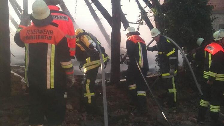 Die Mainbernheimer Feuerwehrleute bei einem Scheunenbrand in der Altstadt. Foto: Feuerwehr