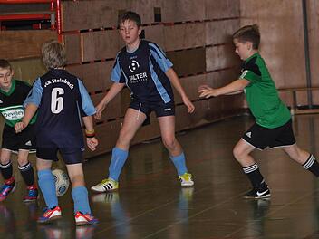 Für die Endrunde der E-Junioren am Samstag hat sich der TSV Neukenroth (grüne Trikots) qualifiziert. Der SC Steinbach ist dagegen in der Vorrunde ausgeschieden. Foto: Herbert Kalb