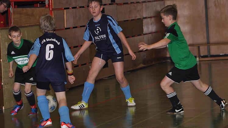 Für die Endrunde der E-Junioren am Samstag hat sich der TSV Neukenroth (grüne Trikots) qualifiziert. Der SC Steinbach ist dagegen in der Vorrunde ausgeschieden. Foto: Herbert Kalb