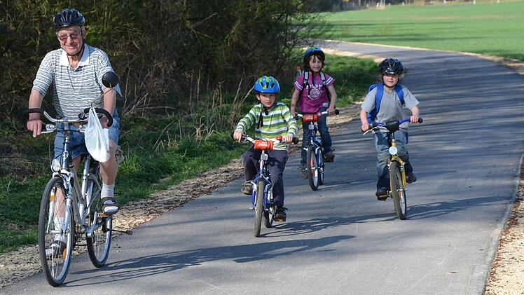 Das Radwegenetz im Landkreis wird von jung und alt gerne angenommen.