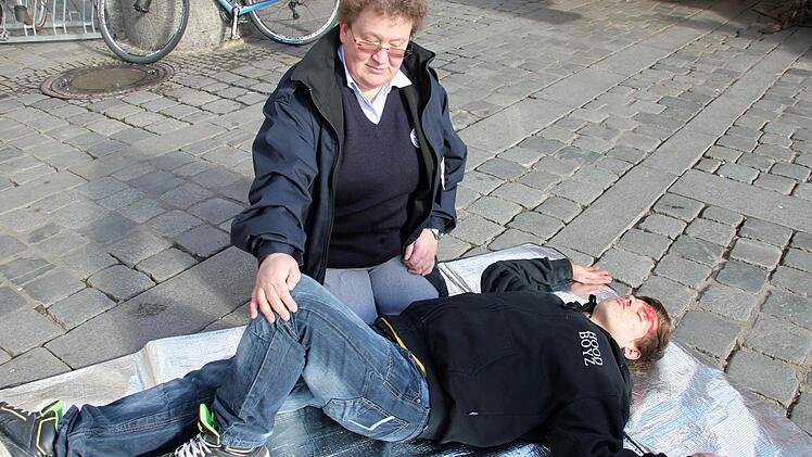 Als nächstes winkelt sie Robins linkes Knie an.