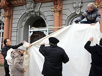 Matthias Eckardt, Petra Hähnlein, Dieter Stößlein, Edmund Ott und Stefan Hinterleitner (von links nach rechts) stellten bereits am Nachmittag den symbolischen Stolperstein für die abendliche Zeremonie auf.