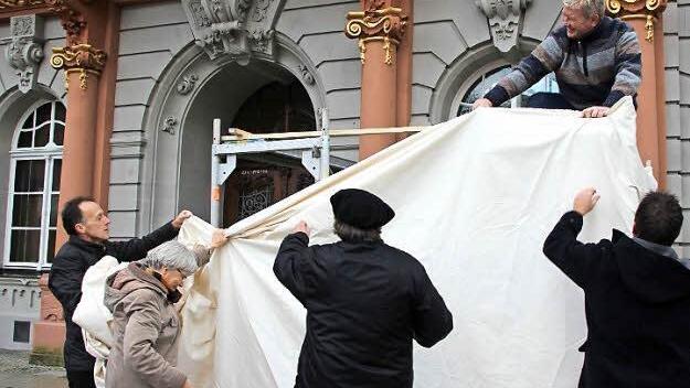 Matthias Eckardt, Petra Hähnlein, Dieter Stößlein, Edmund Ott und Stefan Hinterleitner (von links nach rechts) stellten bereits am Nachmittag den symbolischen Stolperstein für die abendliche Zeremonie auf.