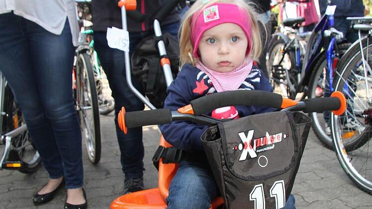 Das orangefarbene Dreirad ist ganz nach Sophie Grimms Geschmack.